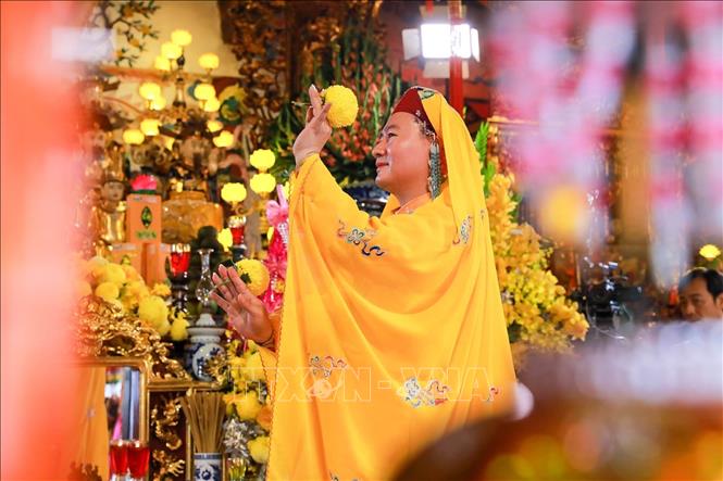 Thanh đồng Nguyễn Đức Tiến (Hà Nội) thực hành nghi lễ Hầu đồng. Ảnh: Khánh Hoà - TTXVN