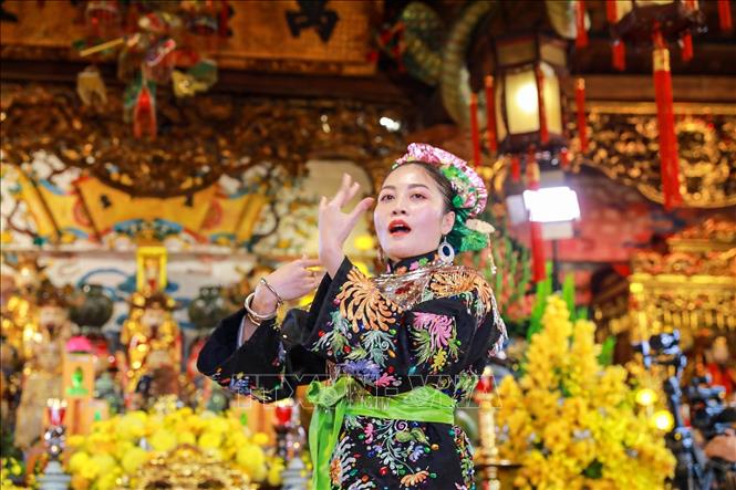 Thanh đồng Nguyễn Phương Thảo (tỉnh Thanh Hoá) thực hành nghi lễ Hầu đồng. Ảnh: Khánh Hoà - TTXVN