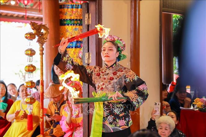 Thanh đồng Nguyễn Phương Thảo (tỉnh Thanh Hoá) thực hành nghi lễ Hầu đồng. Ảnh: Khánh Hoà - TTXVN