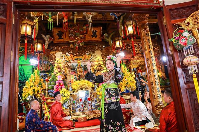 Thanh đồng Nguyễn Phương Thảo (tỉnh Thanh Hoá) thực hành nghi lễ Hầu đồng. Ảnh: Khánh Hoà - TTXVN