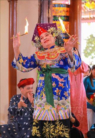 Đồng thầy Nguyễn Văn Ngọc (Hà Nội) thực hành nghi lễ Hầu đồng. Ảnh: Khánh Hoà - TTXVN