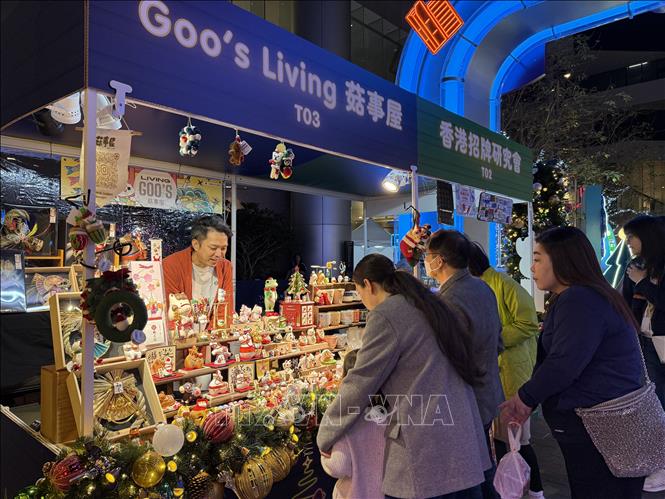 Người dân mua sắm tại hội chợ “White Christmas Street Fair 2025”. Ảnh: Mạc Luyện - PV TTXVN tại Hong Kong (Trung Quốc)