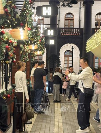 Người dân check-in Giáng sinh sớm. Ảnh: Mạc Luyện - PV TTXVN tại Hong Kong (Trung Quốc)