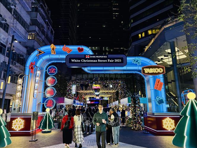 Hội chợ “White Christmas Street Fair 2025”. Ảnh: Mạc Luyện - PV TTXVN tại Hong Kong (Trung Quốc)