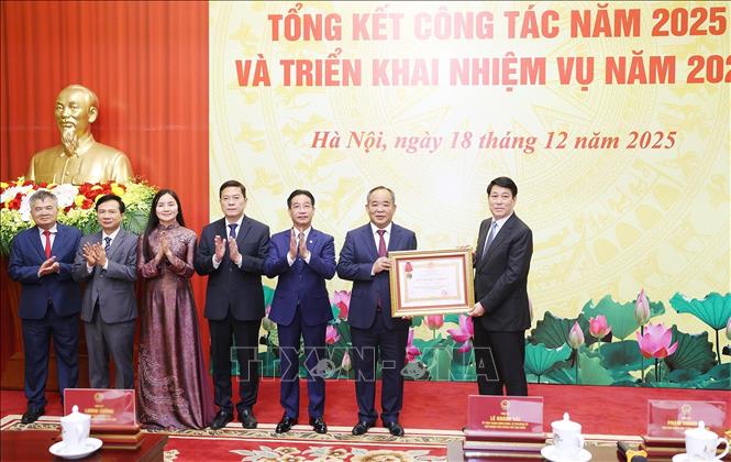 Chủ tịch nước Lương Cường trao Huân chương Lao động hạng Ba tặng Văn phòng Chủ tịch nước. Ảnh: Lâm Khánh – TTXVN