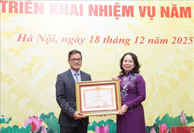 Phó Chủ tịch nước Võ Thị Ánh Xuân trao Bằng khen của Thủ tướng Chính phủ tặng ông Nguyễn Việt Đức, Vụ trưởng Vụ Pháp luật, Văn phòng Chủ tịch nước. Ảnh: Lâm Khánh – TTXVN