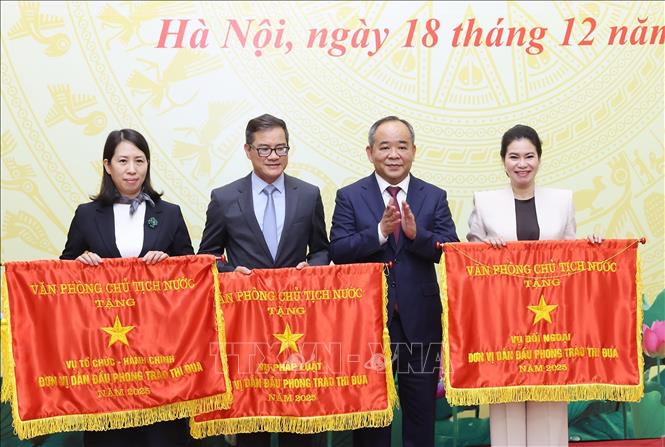 Chủ nhiệm Văn phòng Chủ tịch nước Lê Khánh Hải trao Cờ thi đua Văn phòng Chủ tịch nước tặng các tập thể có thành tích xuất sắc. Ảnh: Lâm Khánh – TTXVN