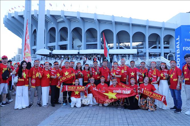 Hội cổ động viên đến từ Thành cổ Quảng Trị anh hùng mang niềm tin mãnh liệt rằng các chiến binh sao vàng sẽ mang về chiến thắng. Ảnh: Đỗ Sinh - PV TTXVN tại Thái Lan