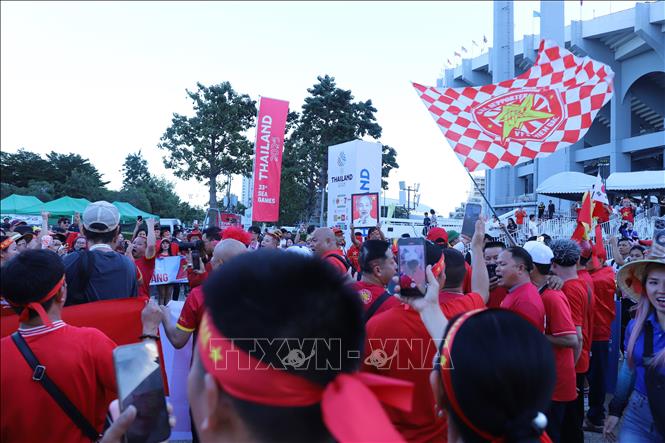 Cổ động viên hòa chung lời ca Như có Bác trong ngày vui đại thắng để 