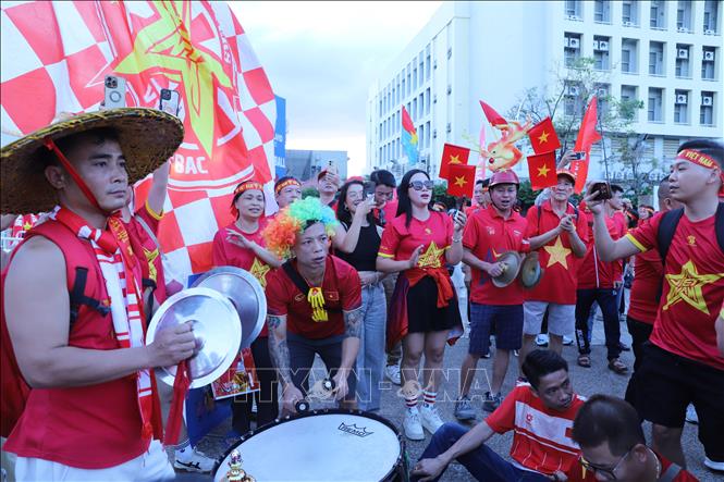 Cổ động viên mang theo trống, chiêng, kèn tới sân ủng hộ đội tuyển U22 Việt Nam. Ảnh: Đỗ Sinh - PV TTXVN tại Thái Lan
