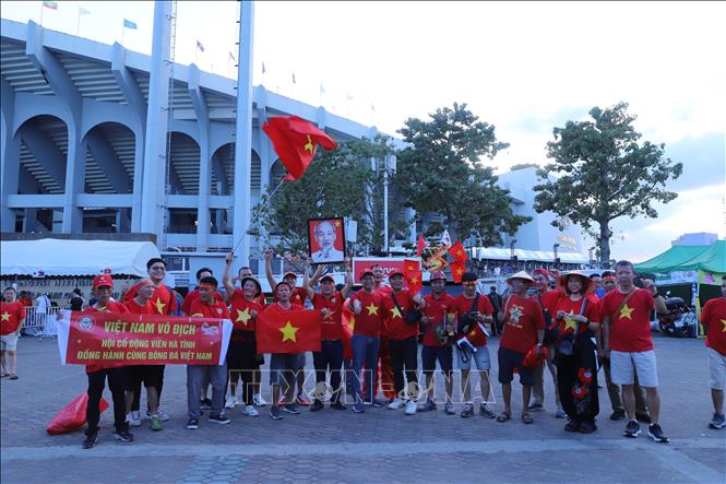 Nhóm cổ động viên từ Hà Tĩnh sang để ủng hộ thầy trò HLV Kim Sang Sik. Ảnh: Đỗ Sinh - PV TTXVN tại Thái Lan