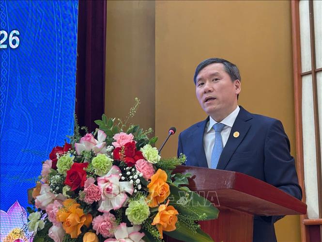 Giáo sư, Tiến sĩ Lê Văn Lợi, Chủ tịch Viện Hàn lâm Khoa học Xã hội Việt Nam điều hành và chỉ đạo Hội nghị. Ảnh: Thanh Hương - TTXVN