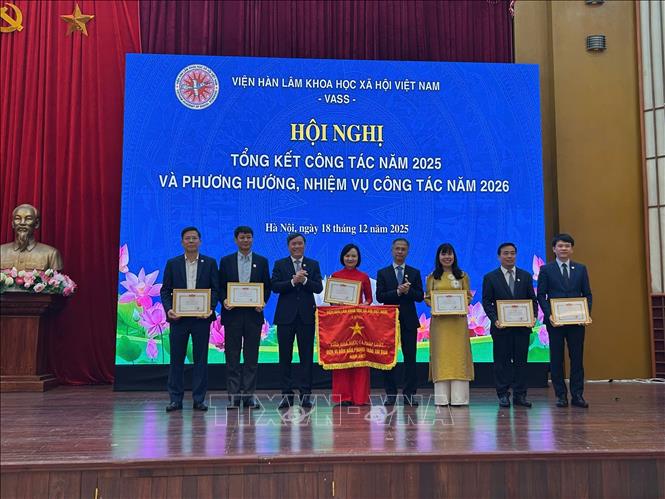 Lãnh đạo Viện Hàn lâm Khoa học Xã hội Việt Nam trao tặng cờ thi đua cho các tập thể lao động xuất sắc năm 2025. Ảnh: Thanh Hương - TTXVN