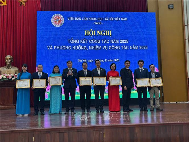 Lãnh đạo Viện Hàn lâm Khoa học Xã hội Việt Nam tặng bằng khen cho các cá nhân có thành tích xuất sắc năm 2025. Thanh Hương - TTXVN