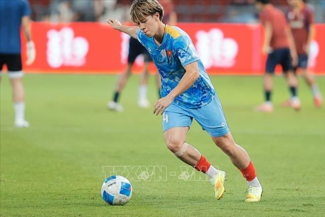 Các cầu thủ Việt Nam khởi động trước trận đấu. Ảnh: Minh Quyết - PV TTXVN tại Thái Lan