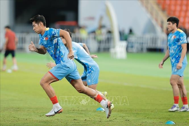 Các cầu thủ Việt Nam khởi động trước trận đấu. Ảnh: Minh Quyết - PV TTXVN tại Thái Lan