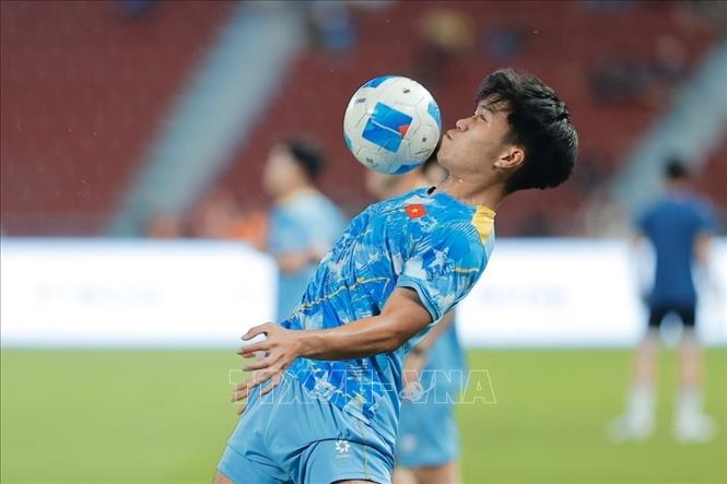 Các cầu thủ Việt Nam khởi động trước trận đấu. Ảnh: Minh Quyết - PV TTXVN tại Thái Lan