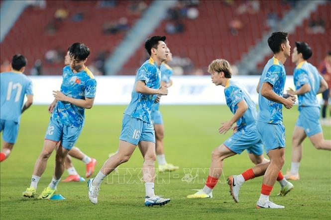 Các cầu thủ Việt Nam khởi động trước trận đấu. Ảnh: Minh Quyết - PV TTXVN tại Thái Lan