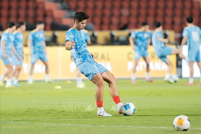 Các cầu thủ Việt Nam khởi động trước trận đấu. Ảnh: Minh Quyết - PV TTXVN tại Thái Lan