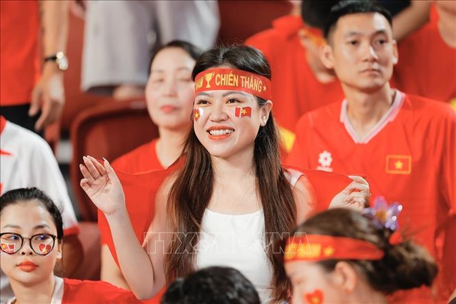 Khán giả đến sân cổ vũ cho đội tuyển Việt Nam. Ảnh: Minh Quyết - PV TTXVN tại Thái Lan