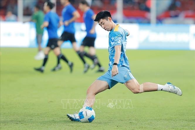 Các cầu thủ Việt Nam khởi động trước trận đấu. Ảnh: Minh Quyết - PV TTXVN tại Thái Lan