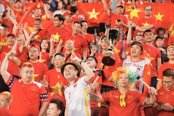 Khán giả đến sân cổ vũ cho đội tuyển Việt Nam. Ảnh: Minh Quyết - PV TTXVN tại Thái Lan