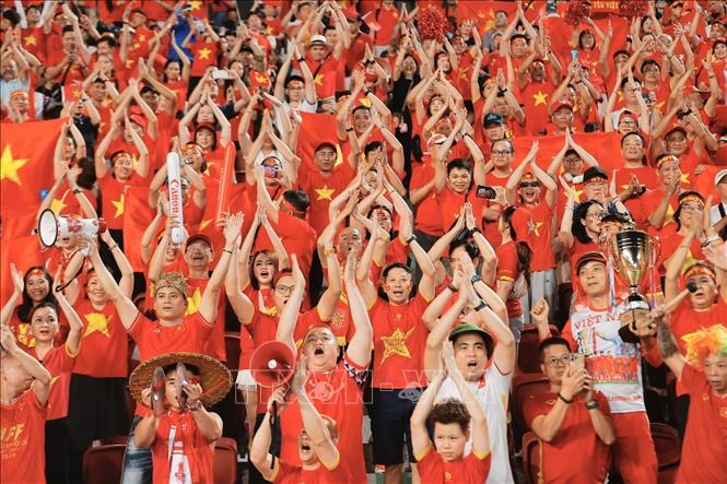 Khán giả đến sân cổ vũ cho đội tuyển Việt Nam. Ảnh: Minh Quyết - PV TTXVN tại Thái Lan