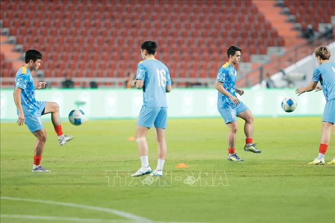 Các cầu thủ Việt Nam khởi động trước trận đấu. Ảnh: Minh Quyết - PV TTXVN tại Thái Lan