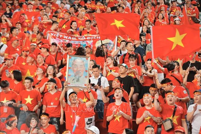 Khán giả đến sân cổ vũ cho đội tuyển Việt Nam. Ảnh: Minh Quyết - PV TTXVN tại Thái Lan
