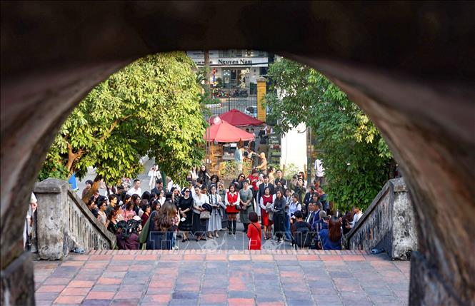 Nhân dịp kỷ niệm 79 năm ngày Toàn quốc kháng chiến (19/12/1946 – 19/12/2025), một dấu mốc lịch sử thiêng liêng của dân tộc Việt Nam, Trung tâm bảo tồn di sản Thăng Long – Hà Nội khai mạc tour trải nghiệm “Ký ức Cột Cờ”. Ảnh: Thanh Tùng - TTXVN 