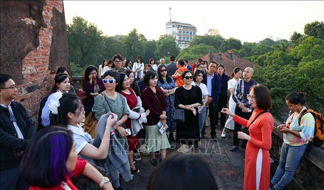 Đại biểu và du khách trải nghiệm sản phẩm du lịch “Ký ức Cột cờ”, khám phá các tầng kiến trúc. Ảnh: Thanh Tùng - TTXVN