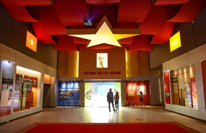 Không gian trưng bày “Cột cờ Hà Nội và khát vọng hòa bình”, giúp công chúng hiểu rõ hơn giá trị lịch sử, văn hóa và ý nghĩa biểu tượng của công trình. Ảnh: Thanh Tùng - TTXVN 