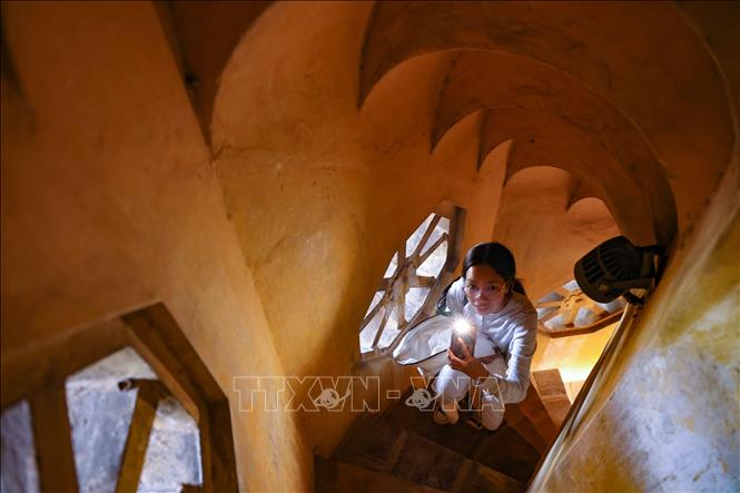 Đại biểu và du khách trải nghiệm sản phẩm du lịch “Ký ức Cột cờ”, khám phá các tầng kiến trúc. Ảnh: Thanh Tùng - TTXVN