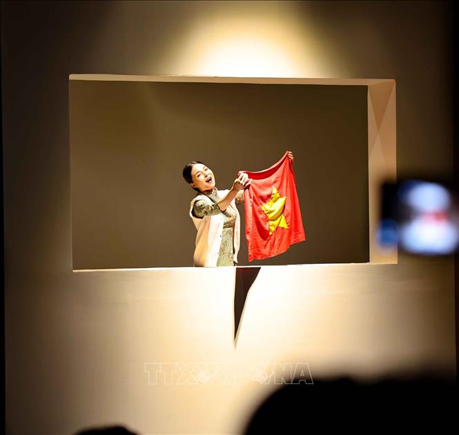 Show diễn đa phương tiện mang chủ đề “Họa nét Hà thành” phục vụ du khách trong sản phẩm du lịch “Ký ức Cột cờ”. Ảnh: Thanh Tùng - TTXVN