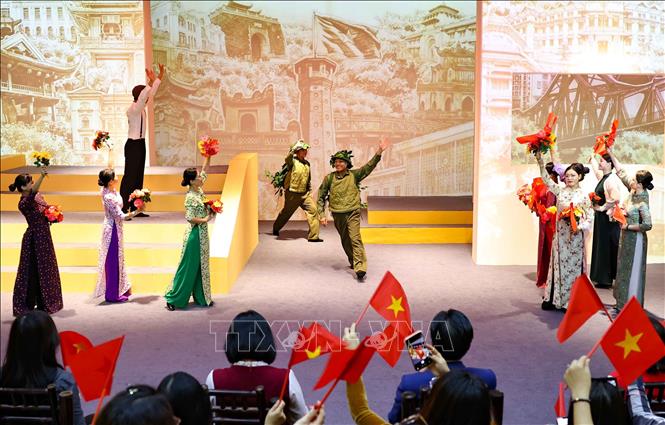 Show diễn đa phương tiện mang chủ đề “Họa nét Hà thành” phục vụ du khách trong sản phẩm du lịch “Ký ức Cột cờ”. Ảnh: Thanh Tùng - TTXVN