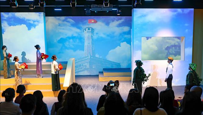 Sản phẩm du lịch “Ký ức Cột cờ” hướng tới việc kể lại câu chuyện lịch sử của Cột cờ Hà Nội bằng ngôn ngữ trải nghiệm, kết hợp giữa di sản vật thể, nghệ thuật, công nghệ và dịch vụ du lịch, góp phần làm mới cách tiếp cận di sản, đặc biệt đối với giới trẻ và du khách. Ảnh: Thanh Tùng - TTXVN