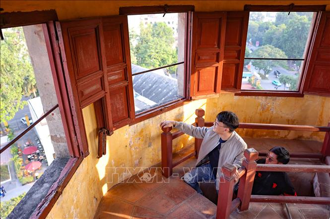 Đại biểu và du khách trải nghiệm sản phẩm du lịch “Ký ức Cột cờ”, khám phá các tầng kiến trúc. Ảnh: Thanh Tùng - TTXVN