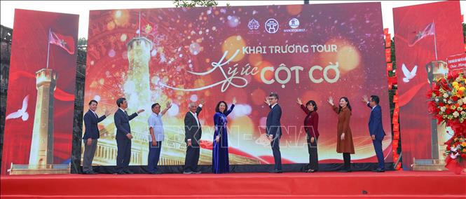 Trung tâm bảo tồn di sản Thăng Long – Hà Nội khai mạc tour trải nghiệm “Ký Ức Cột Cờ” - một sản phẩm du lịch – văn hóa mới của khu di sản phục vụ khách thăm quan nói chung và các bạn trẻ yêu mến văn hóa lịch sử nói riêng. Ảnh: Thanh Tùng - TTXVN 