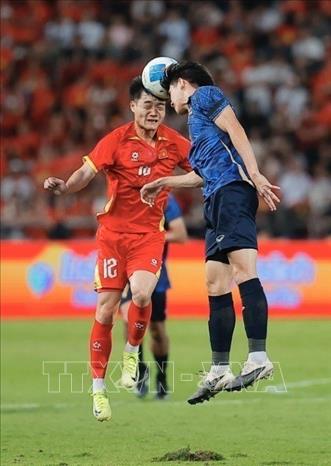 Pha tranh bóng của cầu thủ hai đội. Ảnh: Minh Quyết - PV TTXVN tại Thái Lan