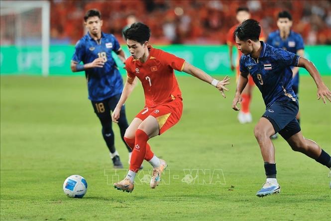 Pha tranh bóng của cầu thủ hai đội. Ảnh: Minh Quyết - PV TTXVN tại Thái Lan