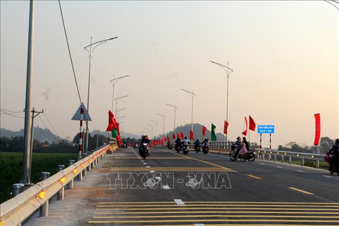 Cầu cứng Cẩm Vân bắc qua sông Mã, đã đủ điều kiện thông xe kỹ thuật, tạo thuận lợi cho đi lại, giao thương của nhân dân. Ảnh: Nguyễn Nam-TTXVN
