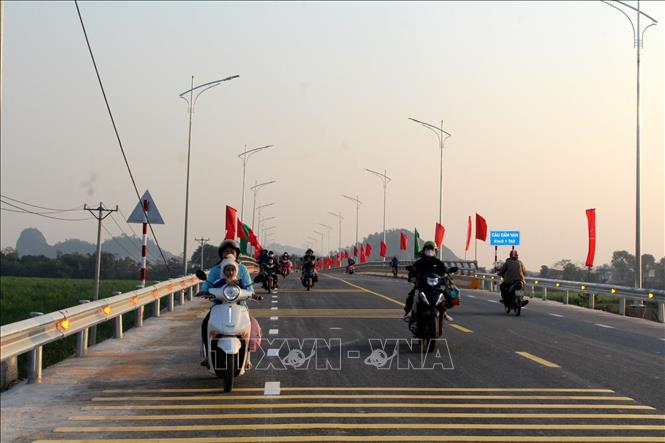 Cầu cứng Cẩm Vân bắc qua sông Mã, đã đủ điều kiện thông xe kỹ thuật, tạo thuận lợi cho đi lại, giao thương của nhân dân. Ảnh: Nguyễn Nam-TTXVN