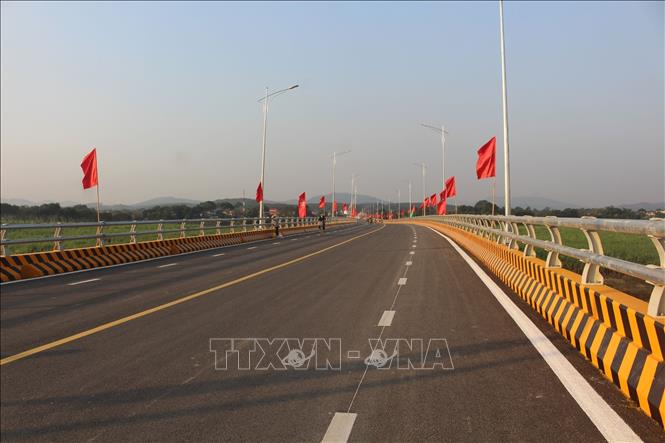 Cầu cứng Cẩm Vân bắc qua sông Mã, đã đủ điều kiện thông xe kỹ thuật, tạo thuận lợi cho đi lại, giao thương của nhân dân.
 Ảnh: Nguyễn Nam-TTXVN