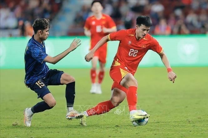 Pha tranh bóng của cầu thủ hai đội. Ảnh: Minh Quyết - PV TTXVN tại Thái Lan