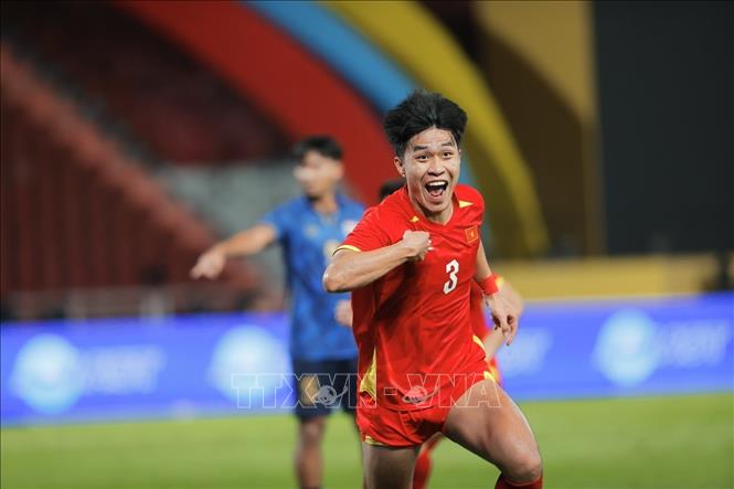 Cầu thủ Lý Đức (số 3, Việt Nam) ăn mừng bàn thắng thứ hai của đội tuyển U22 Việt Nam. Ảnh: Minh Quyết - PV TTXVN tại Thái Lan