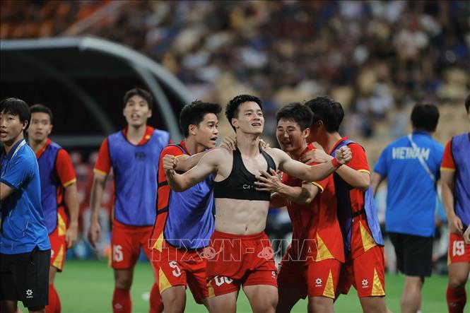 Cầu thủ Thanh Nhàn ăn mừng bàn thắng thứ ba của đội tuyển U22 Việt Nam. Ảnh: Minh Quyết - PV TTXVN tại Thái Lan