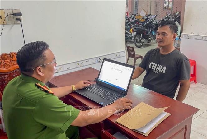 Đối tượng Phan Văn Nho tại cơ quan Công an. Ảnh: TTXVN phát