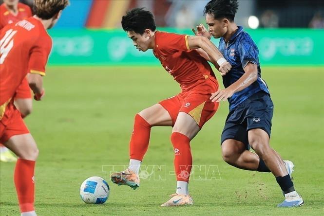 A struggle for the ball during the match. VNA Photo: Minh Quyết
