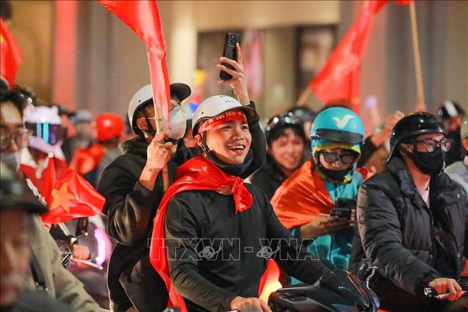 Người hâm mộ Thủ đô trên phố Hàng Bài. Ảnh: Khánh Hoà - TTXVN