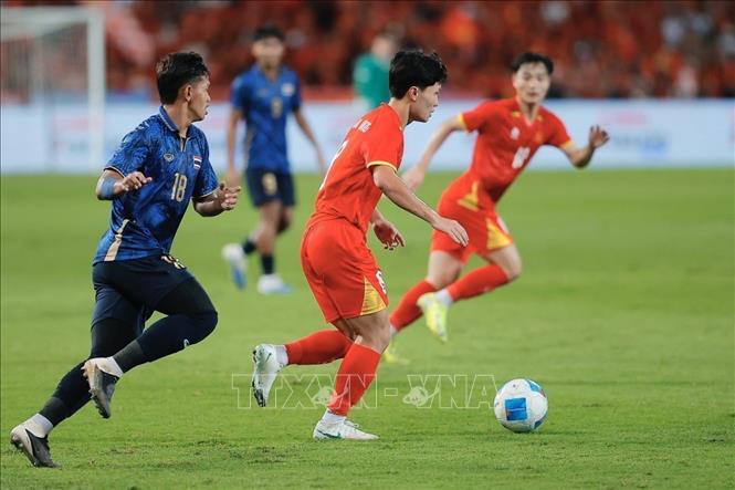 A struggle for the ball during the match. VNA Photo: Minh Quyết